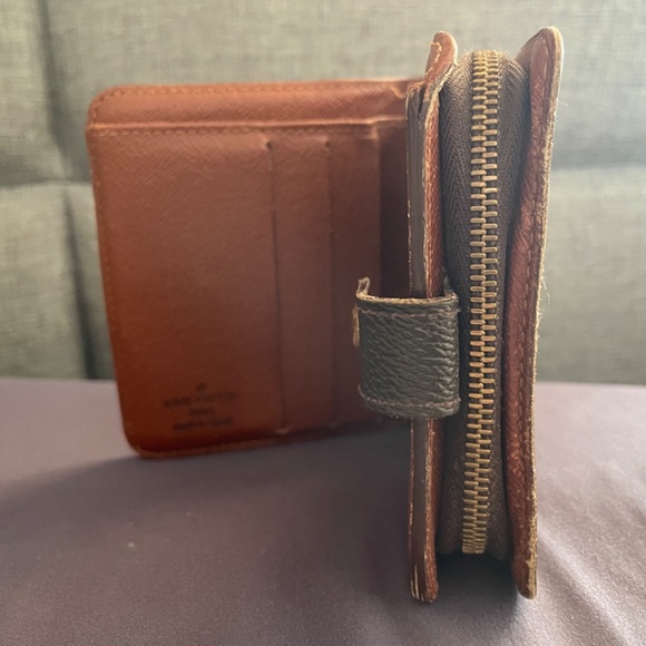 Louis Vuitton - Picture 2 of 5